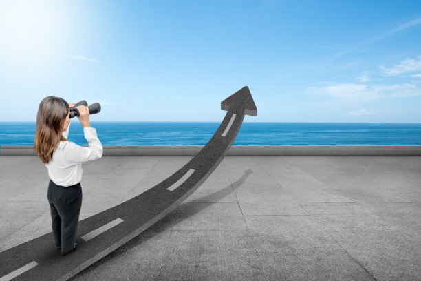 亚洲女商人通过双筒望远镜观察街道箭头图片下载