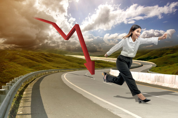 亚洲女商人逃离减少箭头图片下载