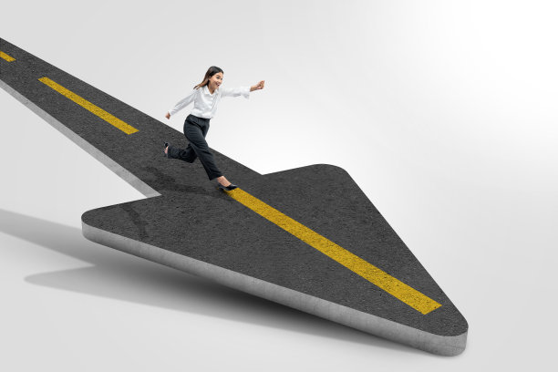 亚洲女商人在路上跑箭头图片下载