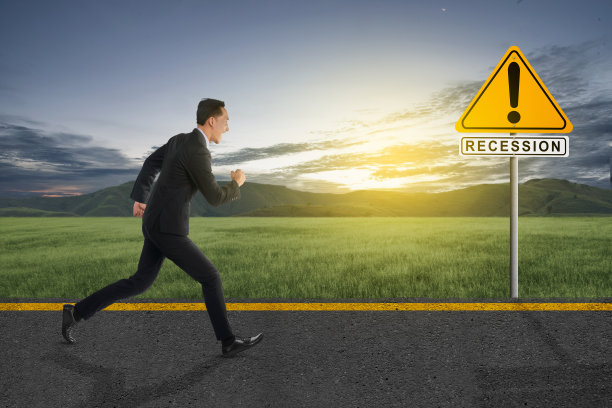 亚洲商人带着经济衰退的标志在街上奔跑图片下载