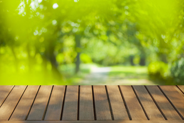 木桌与公园散景横幅图片下载