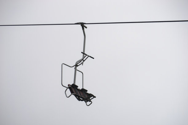 雾天缆车座位的特写照片图片下载