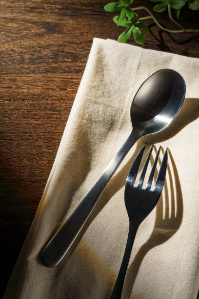 叉子和勺子放在木桌上图片下载