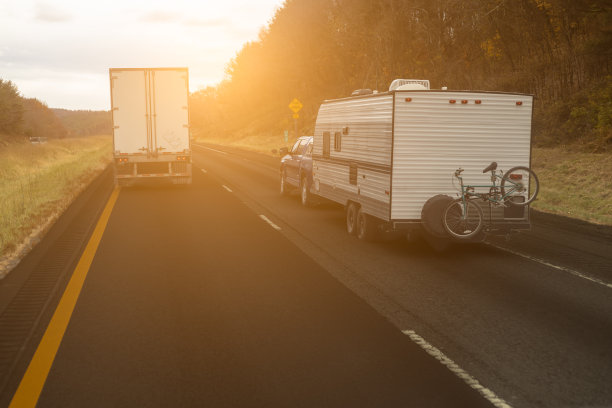 房车露营车在高速公路上图片下载
