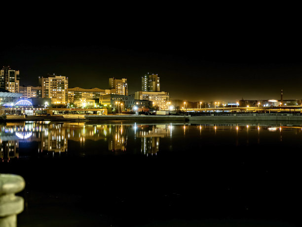 车里雅宾斯克市米亚斯河的夜岸图片下载