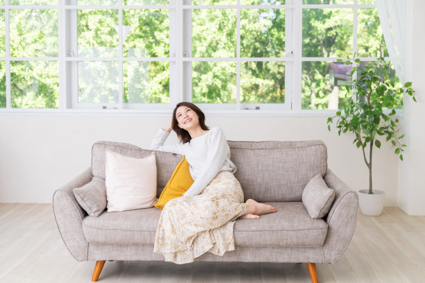 迷人的亚洲女子放松图片下载