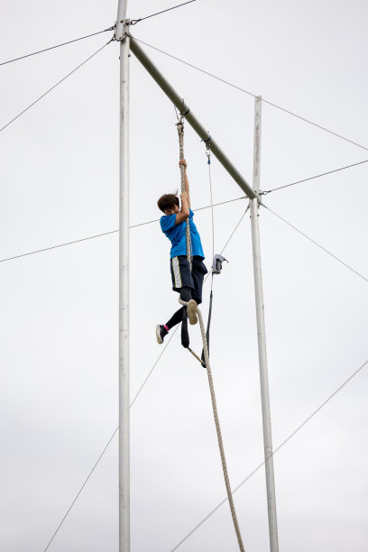 空中飞人工作人员在空中设置设施图片下载