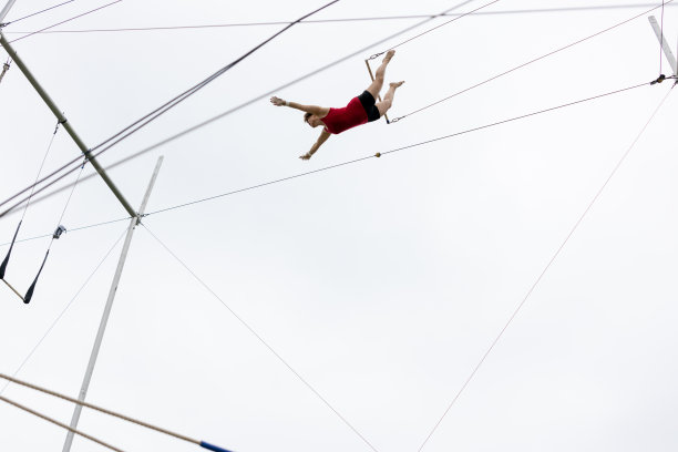成熟的女性空中飞人艺术家在天空中飞翔图片下载