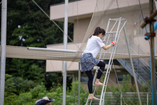 梯子上的女空中飞人艺术家图片下载