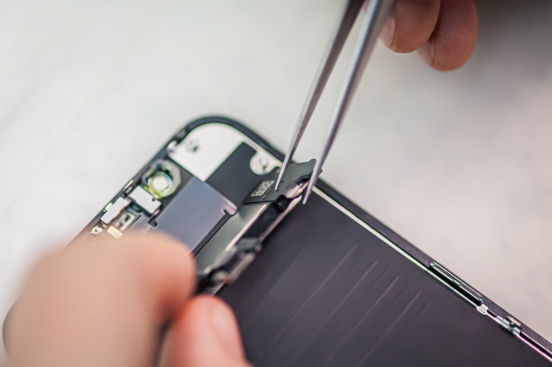 电子车间技术人员维修智能手机，使用镊子作为工具图片下载