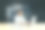 一位亚洲老师坐在桌旁。他使用笔记本电脑工作，远程在线授课图片下载