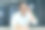 一个快乐的年轻亚洲男子坐在办公室的桌子旁，手里拿着眼镜图片下载