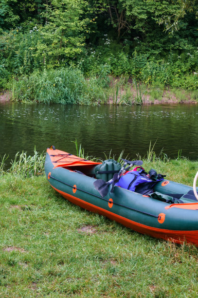 在河上划独木舟。乘皮划艇漂流。活跃的水上娱乐活动。图片下载