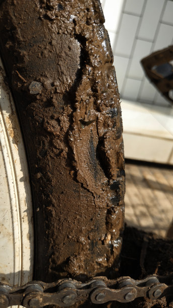 在潮湿的土壤上骑车图片下载