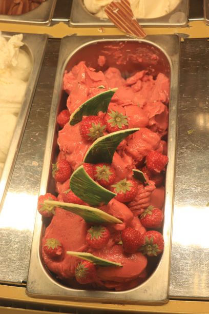 金属桶里的草莓冰淇淋图片下载