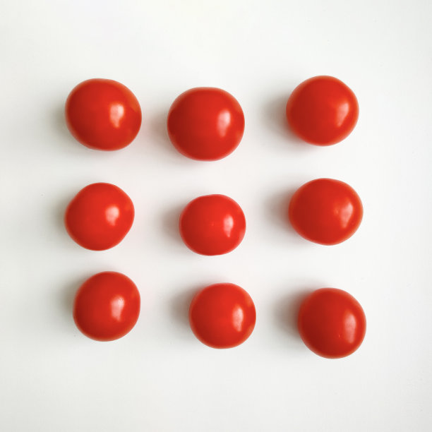 红色的圣女果在白色的背景。前视图。图片下载