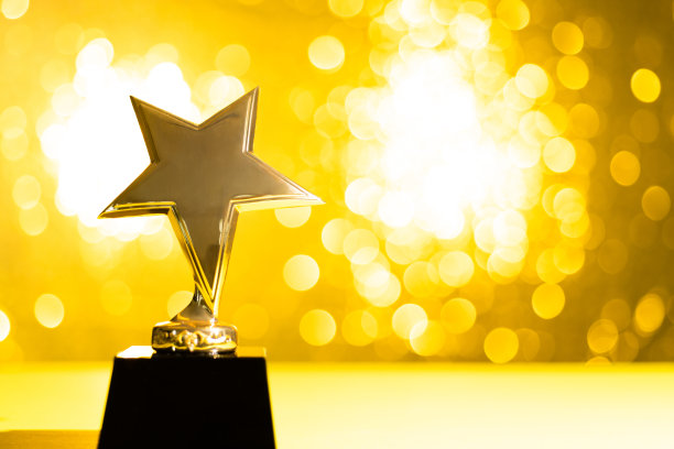 闪亮的黄色背景上的明星奖杯图片下载