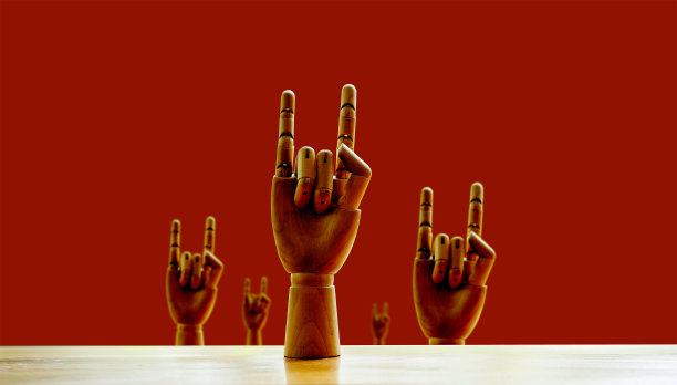 木制的人手做出了成功的手势和战斗的精神。承诺和成功的概念图片下载