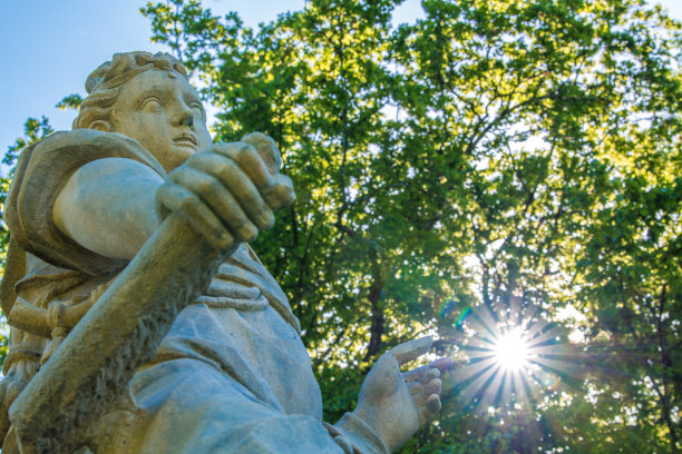 海尔布伦公园里的古代石像图片下载