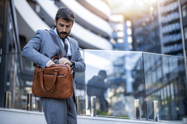 商人在他的办公室前图片下载