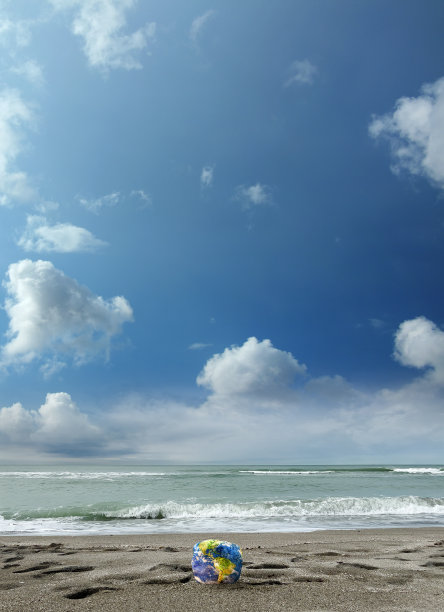 沙滩上的变形星球地球图片下载