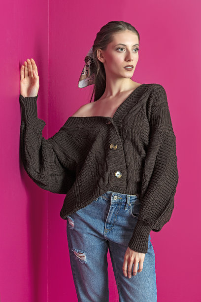 有吸引力的漂亮女孩在一个粉红色或红色的背景。图片下载