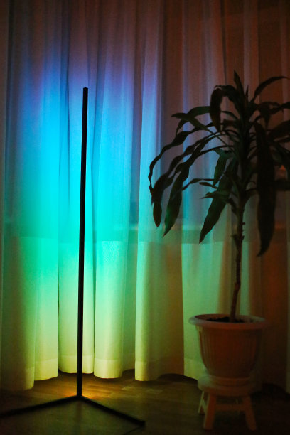 落地灯用霓虹灯渐变绿、蓝、黄近花灯。时尚的风格。图片下载