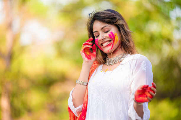 一个美丽的女孩用颜色庆祝胡里节图片下载