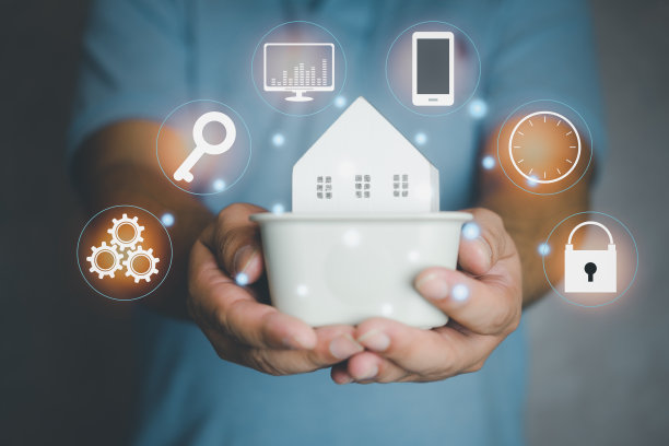 手拿着小房子，周围有图标控制。图片下载