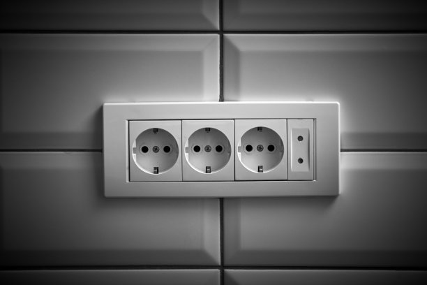 墙上有现代电器插座。图片下载