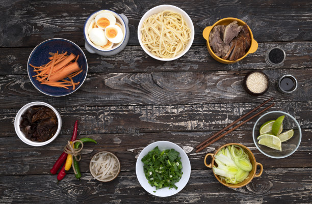 乡村木桌上的拉面汤图片下载