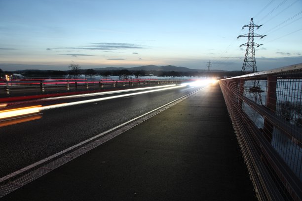 黄昏时，卡灵顿桥上的交通痕迹图片下载