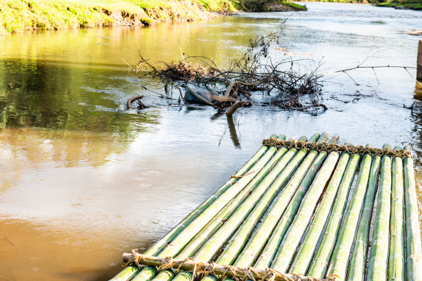 曼港区河边的竹筏图片下载