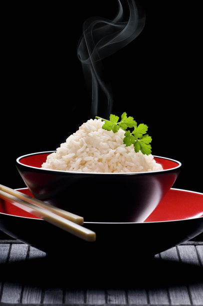 在黑暗背景下的热米饭垂直镜头图片下载