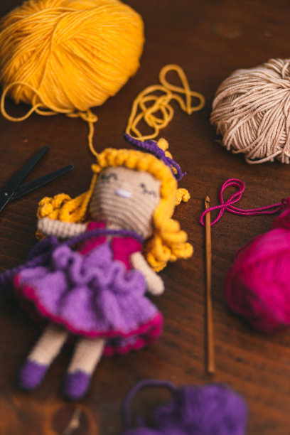 垂直产品照片的手工钩针玩具娃娃为儿童及其工具和材料图片下载