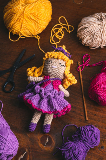 垂直产品照片的手工钩针玩具娃娃为儿童及其工具和材料图片下载