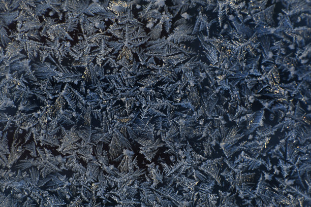 玻璃上的雪花图案。自然吸引了。图片下载