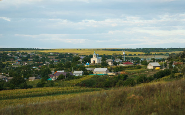 以田野为背景的郊区景观、基础设施、房屋和街道图片下载