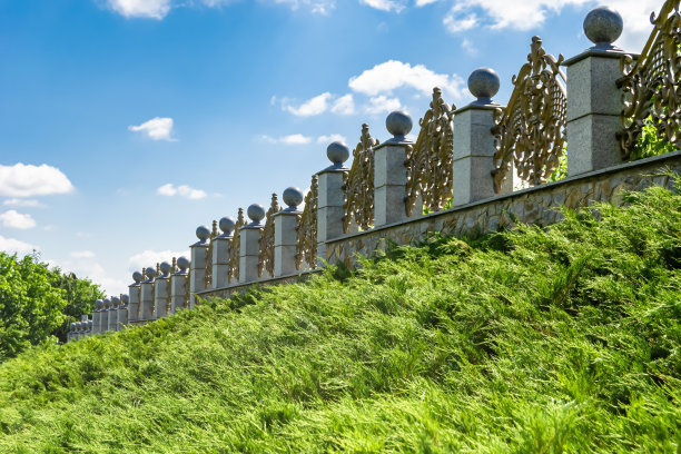 美丽的旧门从村庄的废弃房子在自然背景图片下载
