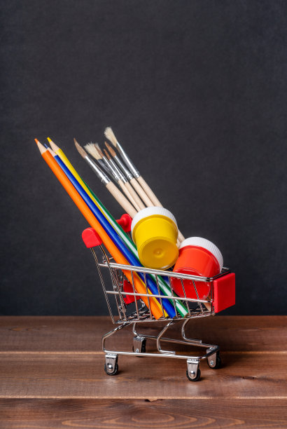 购物车里有水粉，画笔，铅笔。绘画艺术品，艺术店概念。图片下载