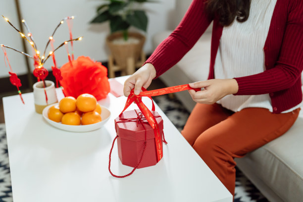 亚洲妇女拿着红色礼盒感谢新年礼物。中国的传统节日。农历新年文化。图片下载