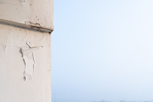 水损坏了一座老房子的墙壁。水损坏建筑物内部。图片下载