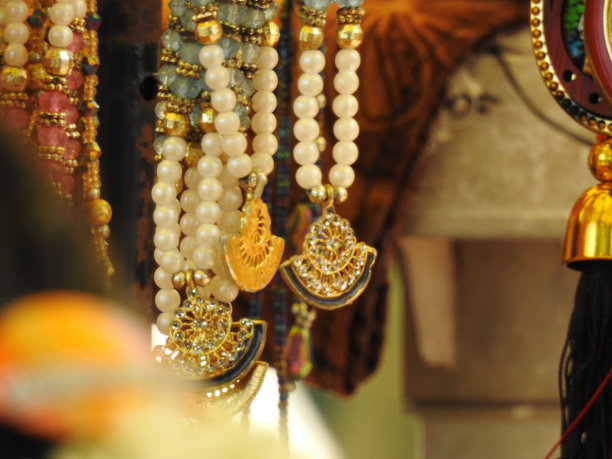 人造塑料串珠项链与黄金吊坠在商店图片下载