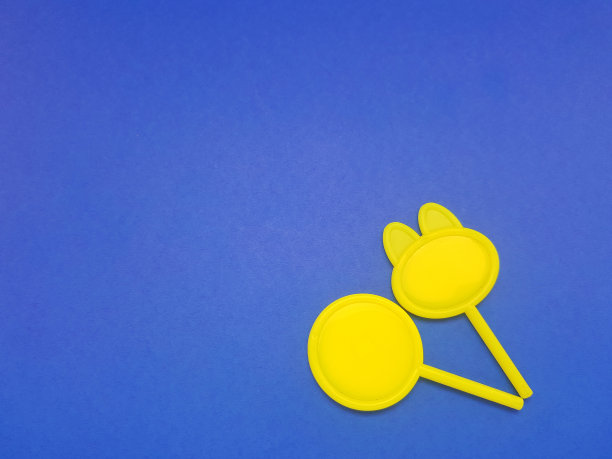 一个随机的蓝色壁纸与对比的黄色玩具抽象形状图片下载