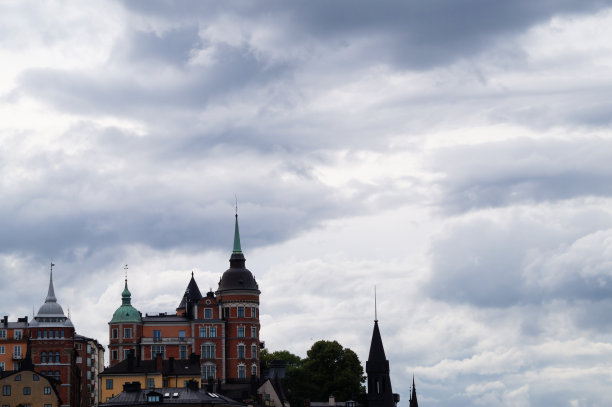 低角度的建筑物对多云的天空图片下载