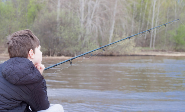 在湖或河上钓鱼。图片下载