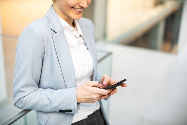 美丽的女商人在手机上聊天图片下载