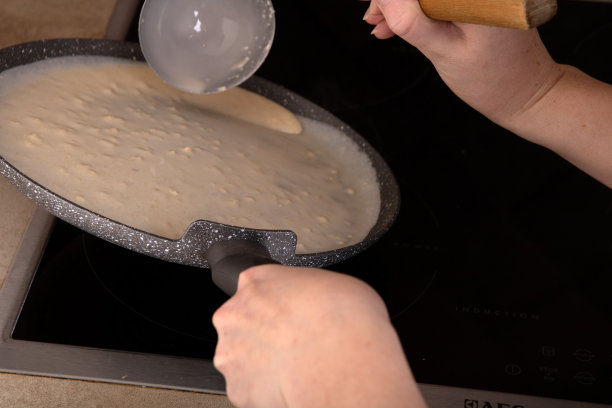 在平底锅里烤煎饼的照片准备图片下载