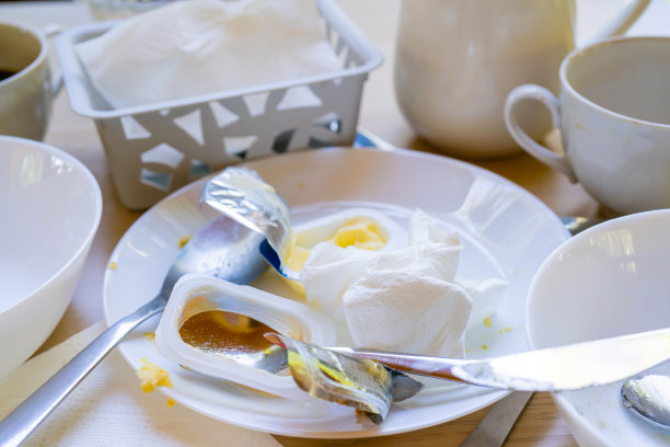 桌子上有脏盘子。图片下载