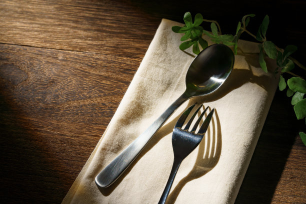 叉子和勺子放在木桌上图片下载